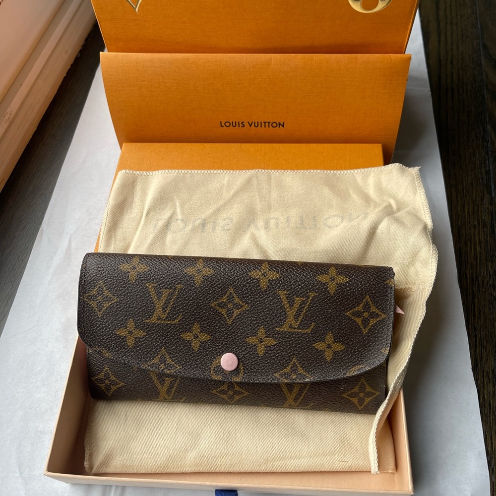 Louis Vuitton SARAH wallet in pink ballet
